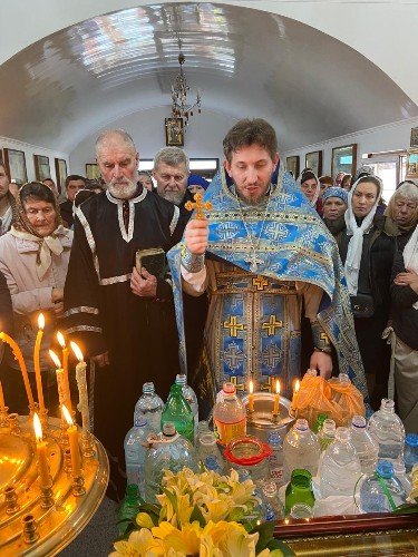 благочинный Усть-Лабинского церковного округа иерей Дионисий Шиегин служит водосвятный молебен в Свято-Троицком храме Усть-Лабинска