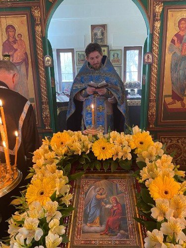 благочинный Усть-Лабинского церковного округа иерей Дионисий Шиегин у иконы Благовещения Богородицы