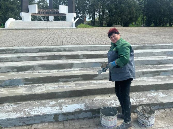 Работа по благоустройству монумента павшим в ВОВ в Усть-Лабинском районе