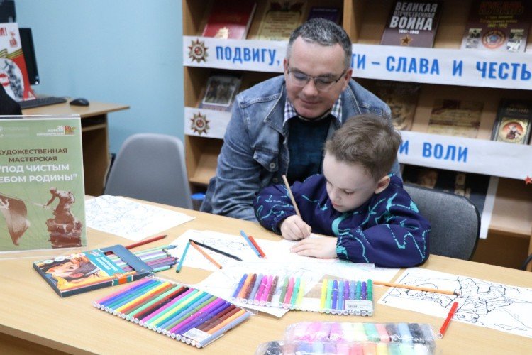 мальчик рисует картину для письма бойцу СВО