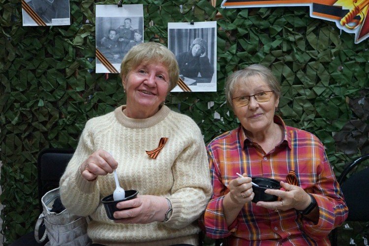 участники Библионочи угощаются солдатской кашей