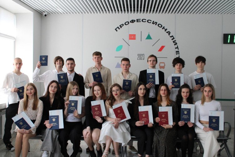 Выпускники Федерального проекта «Профессионалитет» Краснодарского торгово-экономического колледжа, завершивших обучение по специальности «Сервис на транспорте»