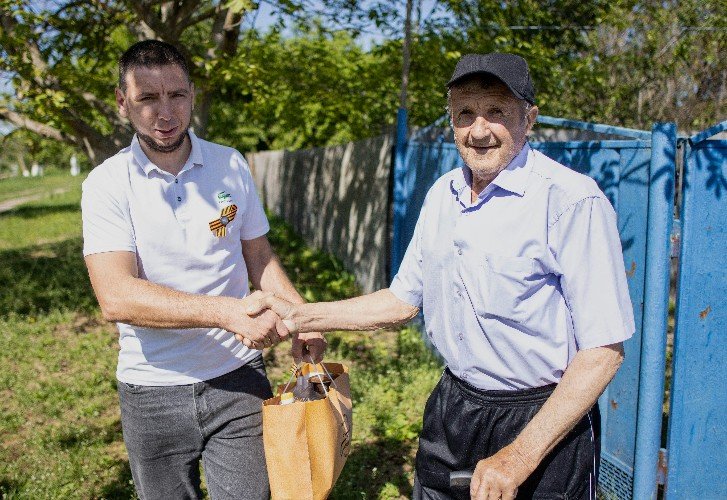 Константин Карпов поздравляет ветерана