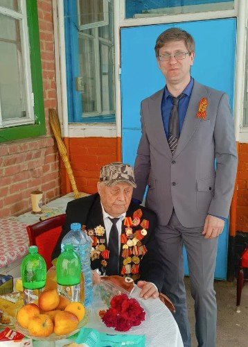ветерана ВОВ М. М. Кожухова поздравил главврач ЦРБ Сергей Рысухин