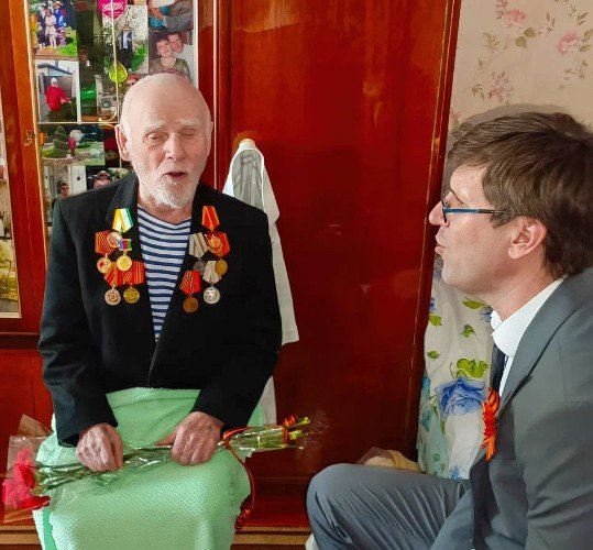 участник ВОВ В. А. Лобанцев и главный врач ЦРБ Сергей Рысухин