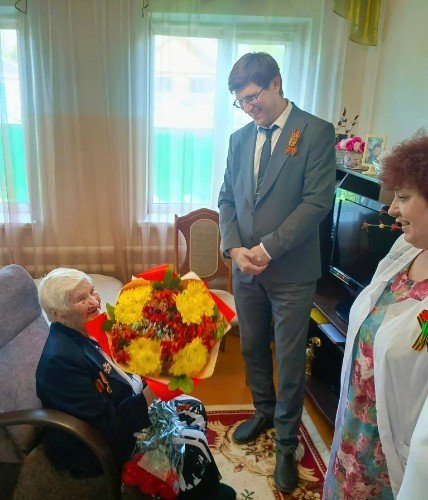 Ветерана ВОВ Ю. К. Кондакову поздравил главный врач ЦРБ Сергей Рысухин
