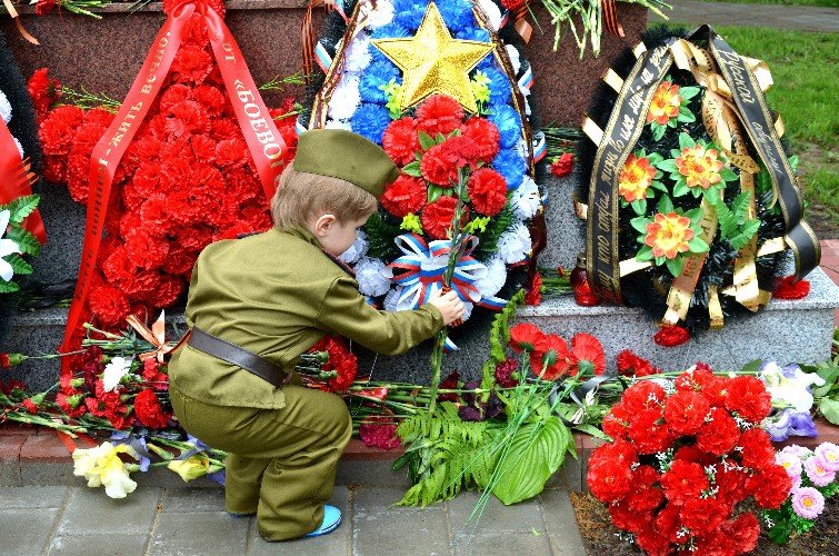 маленький устьлабинец принёс гвоздики к памятнику бойцам СВО