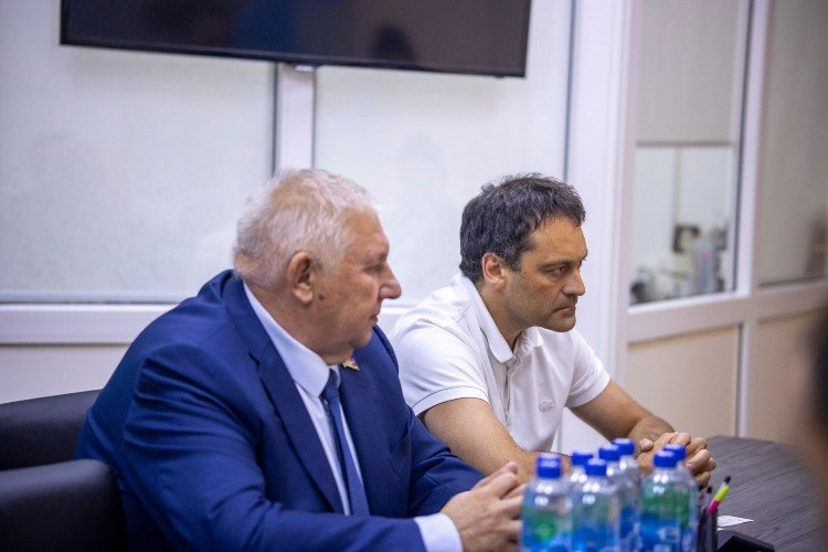 Депутат ЗСК Владимир Зюзин и генеральный директор ГК «Прогресс Агро» Антон Уланов
