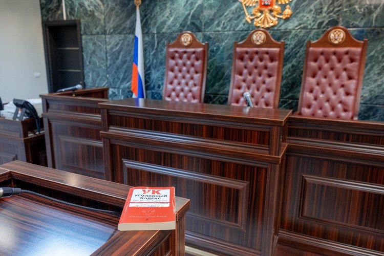 Зал судебных заседаний и Уголовный кодекс, лежащий на трибуне