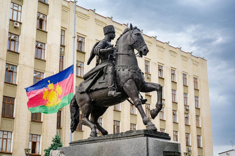 Памятник «Казакам — основателям земли Кубанской», установленный перед зданием администрации Краснодарского края в Краснодаре