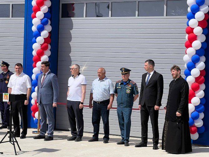 Почётные гости открытия пожарного депо в с. Суворовском: 
министр ГО и ЧС Кубани Сергей Штриков, глава Усть-Лабинского района Станислав Гайнюченко, председатель Совета района Борис Поликин, глава Суворовского сельского поселения Ислам Шагундоков, начальник ПЧ-42 Александр Смирнов, благочинный Усть-Лабинского района иерей Дионисий Шиегин