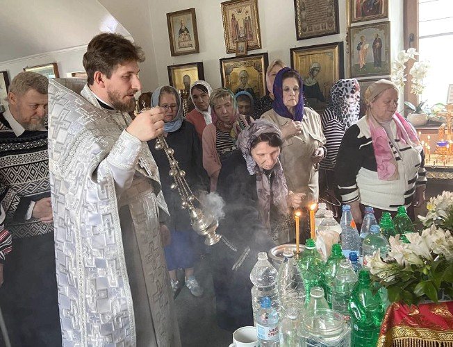 иерей Дионисий Шиегин совершает водосвятный молебен