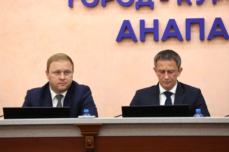 Мэр города Анапа Василий Швец и Анапский межрайонный прокурор Сергей Чикаров на заседании Совета города
