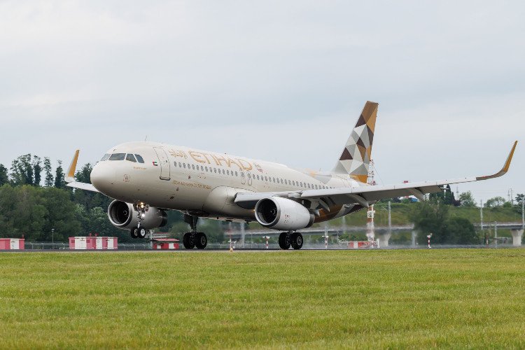 Самолёт авиакомпании Etihad Airways приземляется в аэропорту Сочи