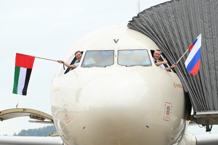 Экипаж первого рейса авиакомпании Etihad Airways, совершившего перелёт Абу-Даби-Сочи