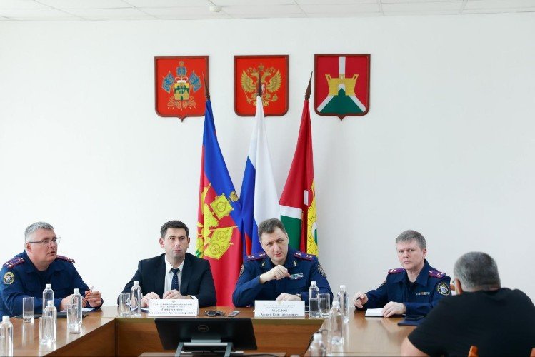 руководитель СУ СКР по Краснодарскому краю Андрей Маслов и глава Усть-Лабинского района Станислав Гайнюченко на приёме граждан в районной администрации