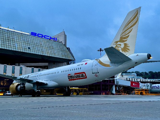 Самолёт Airbus A321 авиакомпании Gulf Air стоит перед зданием международного аэропорта Сочи имени В.И. Севастьянова (входит в холдинг «Аэродинамика»)
