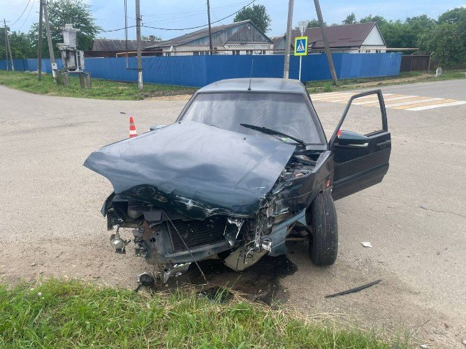 искорёженный в ДТП чёрный автомобиль "ВАЗ-2114" на ул. К. Маркса, 28 в хуторе Александровском Усть-Лабинского района