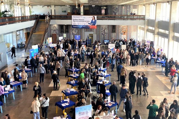 Общий вид ярмарки трудоустройства, прошедшей в Краснодаре весной 2025 года