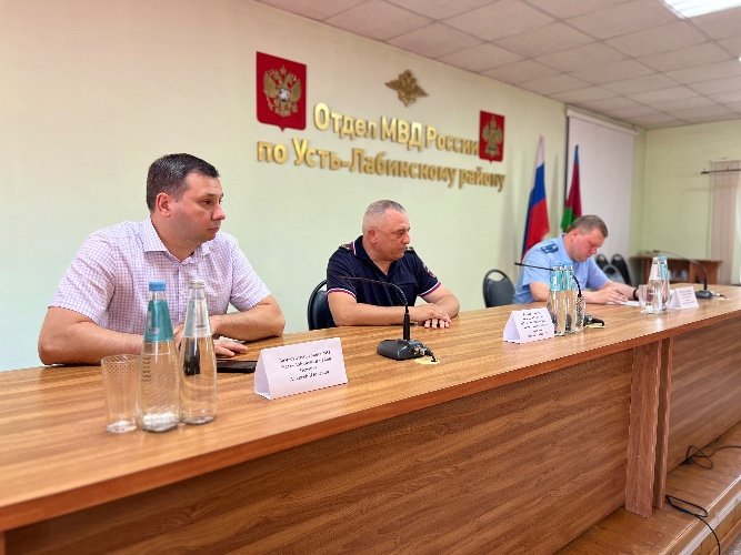 замглавы Усть-Лабинского района Алексей Чеверев, врио начальника ОМВД России по Усть-Лабинскому району Евгений Кузнецов и зампрокурора Усть-Лабинского района Александр Сурмило за столом в ОМВД России по Усть-Лабинскому району
