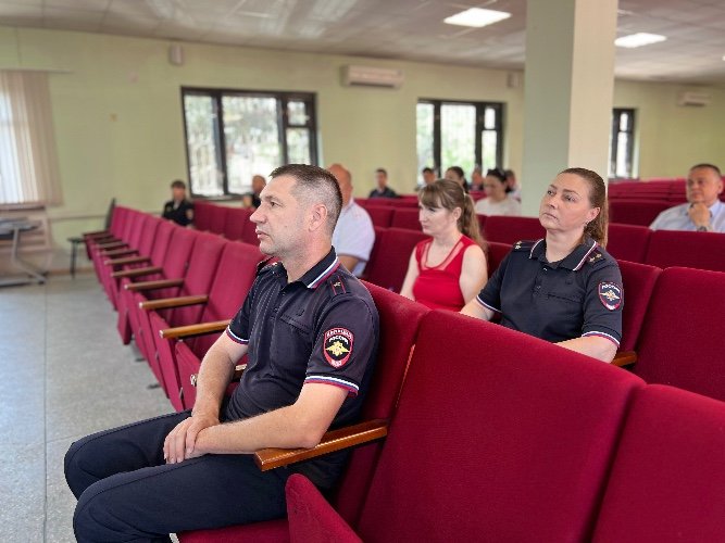 Сотрудники полиции и представители банков в актовом зале ОМВД России по Усть-Лабинскому району
