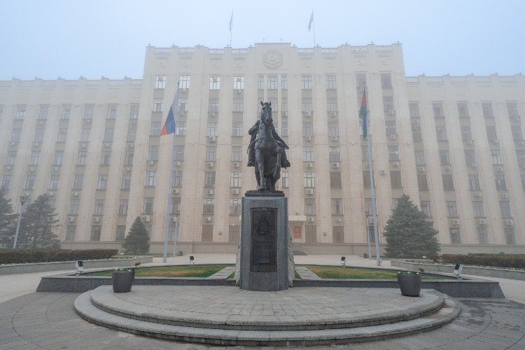 Здание администрации Краснодарского края и памятник казакам-основателям в тумане