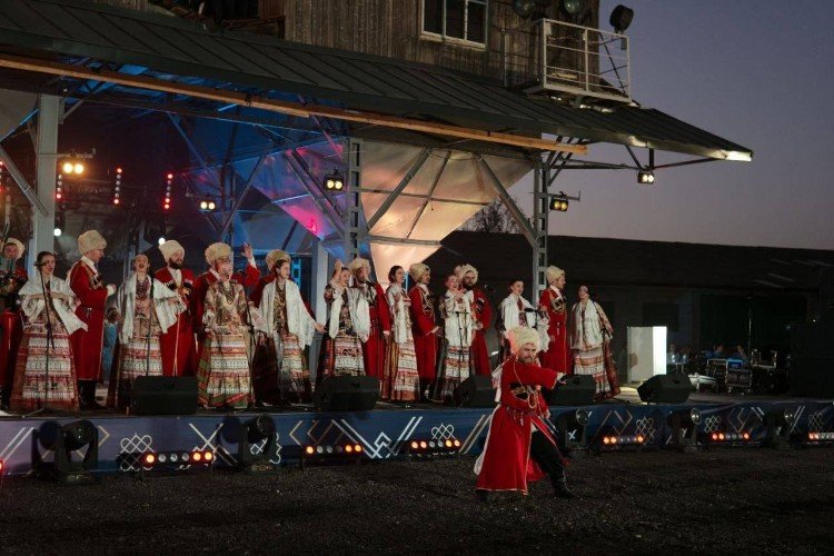 ансамбль казачьей песни "Криница" на сцене в хуторе Аргатове
