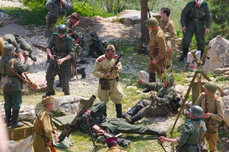участники реконструкции в форме советских и немецких войск времён Великой Отечественной войны
