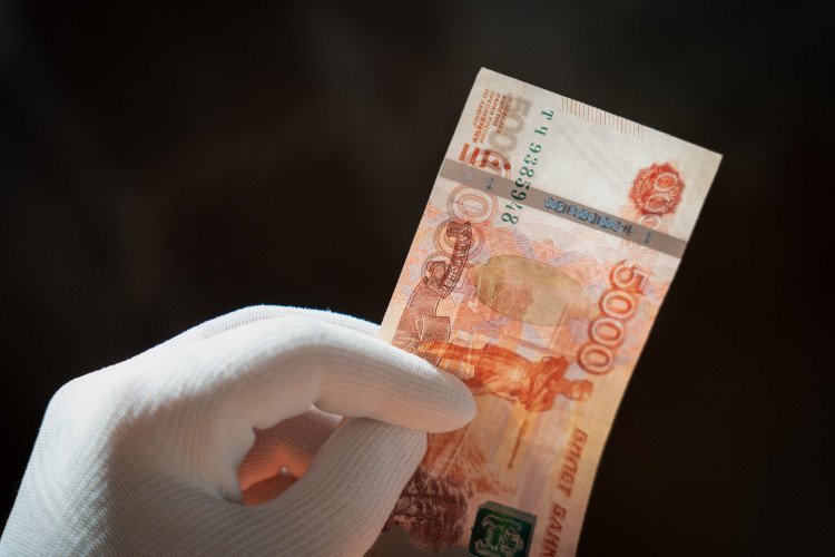 Проверка 5-тысячной купюры (банкноты) Банка России / 5 000 российских рублей / 5 тысяч рублей одной банкнотой