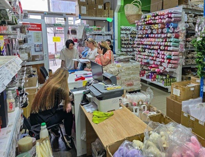 Сотрудники Эко-центра в промышленном магазине смотрят документы