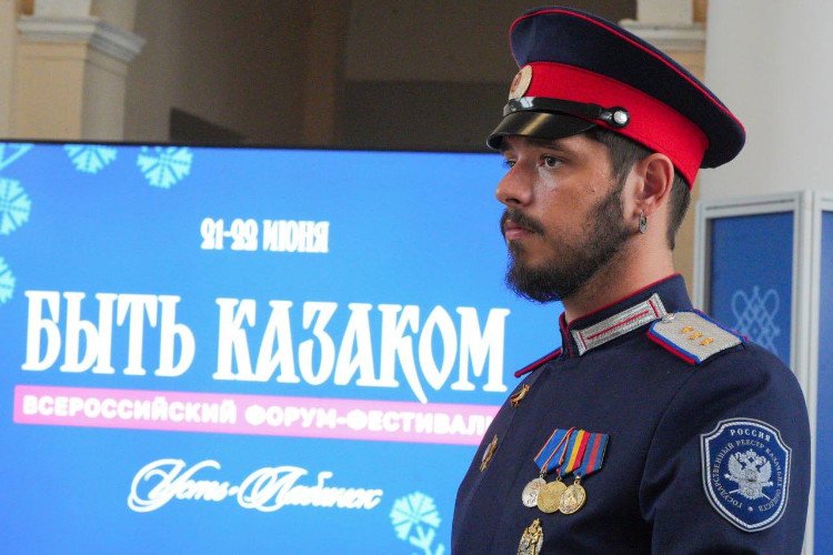 Казак на выставке «Казаки дорогами священной войны» Всероссийского казачьего форума-фестиваля «Быть казаком»