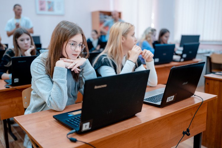 Молодые девушки в ссузе на ноутбуке Lenovo смотрят уроки финансовой грамотности от Банка России
