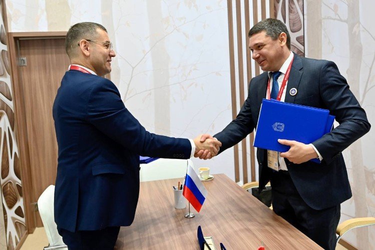 Сергей Косогор и Евгений Первышов пожимают друг другу руки после подписания соглашения о сотрудничестве