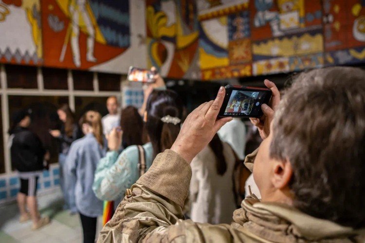 гости фотографируют мозаичные панно на стенах сахарного завода "Свобода" в Усть-Лабинске