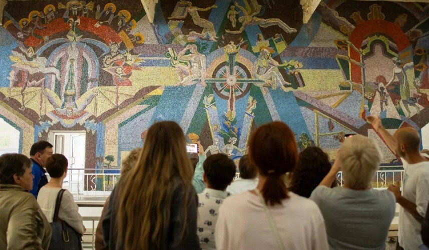 гости разглядывают мозаичные панно на стенах сахарного завода "Свобода" в Усть-Лабинске