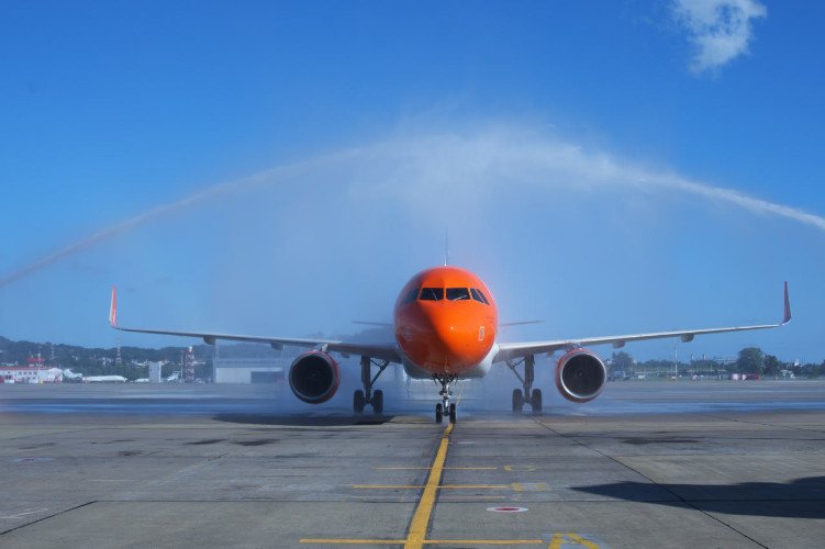 Самолёт авиакомпании Nesma Airlines встречают «водяной аркой» в международном аэропорту Сочи имени В.И. Севастьянова