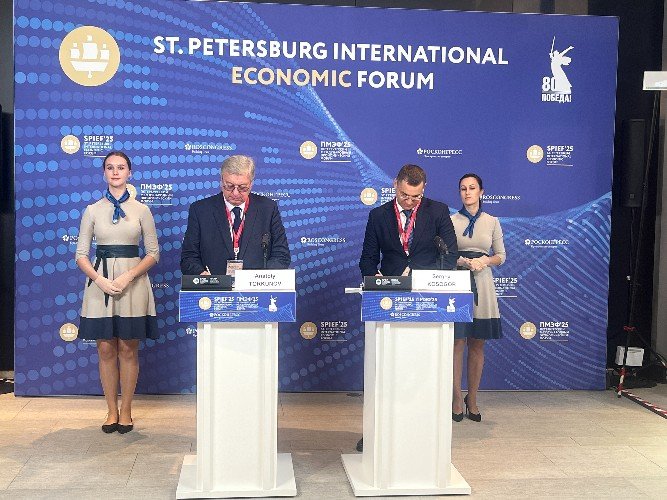ректор МГИМО Анатолий Торкунов и директор по связям с госорганами ГК «Прогресс Агро» Сергей Косогор на ПМЭФ подписывают соглашение о сотрудничестве