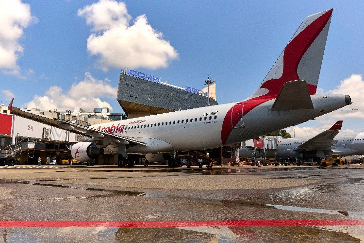 Самолёт Airbus A320 авиакомпании Air Arabia в аэропорту Сочи