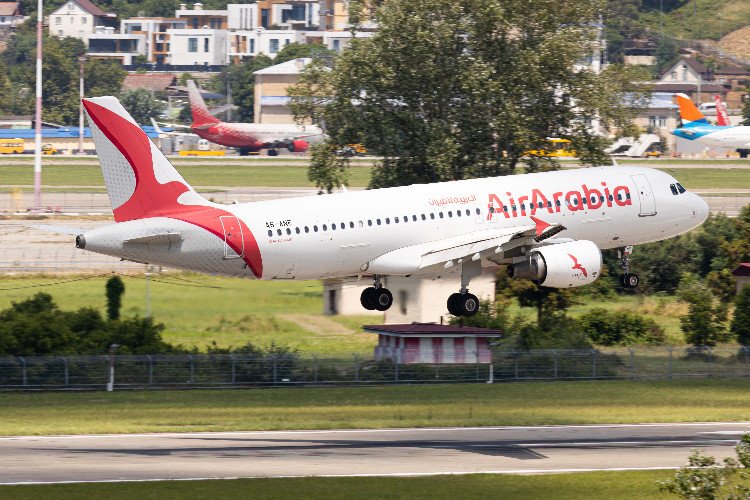 Самолёт Airbus A320 авиакомпании Air Arabia приземляется в аэропорту Сочи