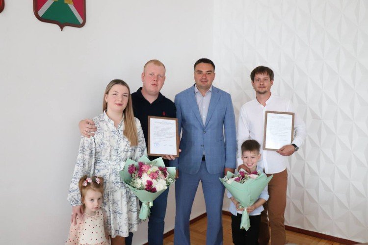 Молодые семьи с цветами и сертификатами