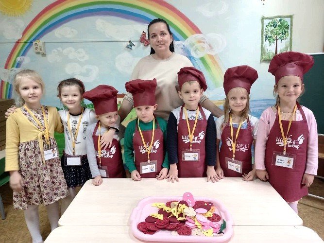 Дети и воспитатель на мастер-классе