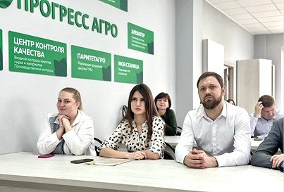 члены Молодёжного совета "Прогресс Агро" сидят за столами