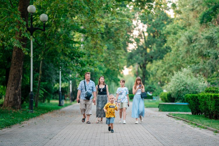 Многодетная семья на прогулке в парке «Гор Сад» Краснодара