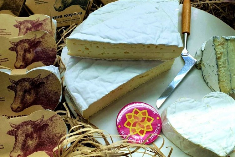Сыр с белой плесенью, произведённый в Краснодарском крае и отмеченный знаком «Сделано на Кубани»