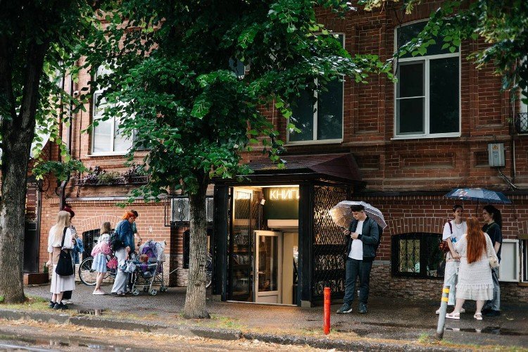вход в краснодарский книжный магазин