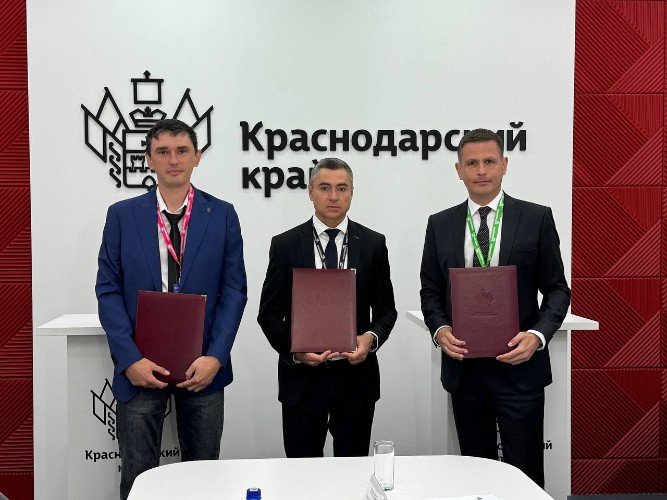 слева направо: представитель компании «Унипак» Иван Фатеев, вице-губернатор Кубани Александр Руппель, директор Южной стекольной компании Артур Шишко
