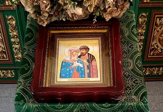 икона святых Петра и Февронии Муромских на аналое в Свято-Троицком храме Усть-Лабинска