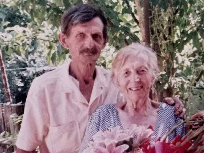Василий и Надежда Овсянниковы в своём саду, станица Ладожская