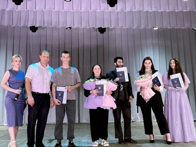 выпускники Ладожского аграрного с дипломами на сцене КДЦ