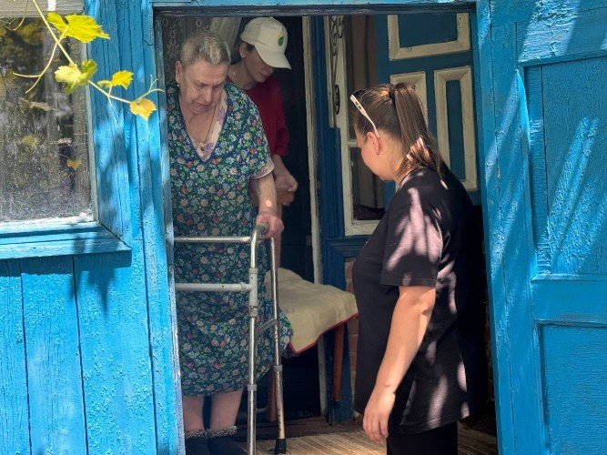 Галина Кошель с помощниками в доме